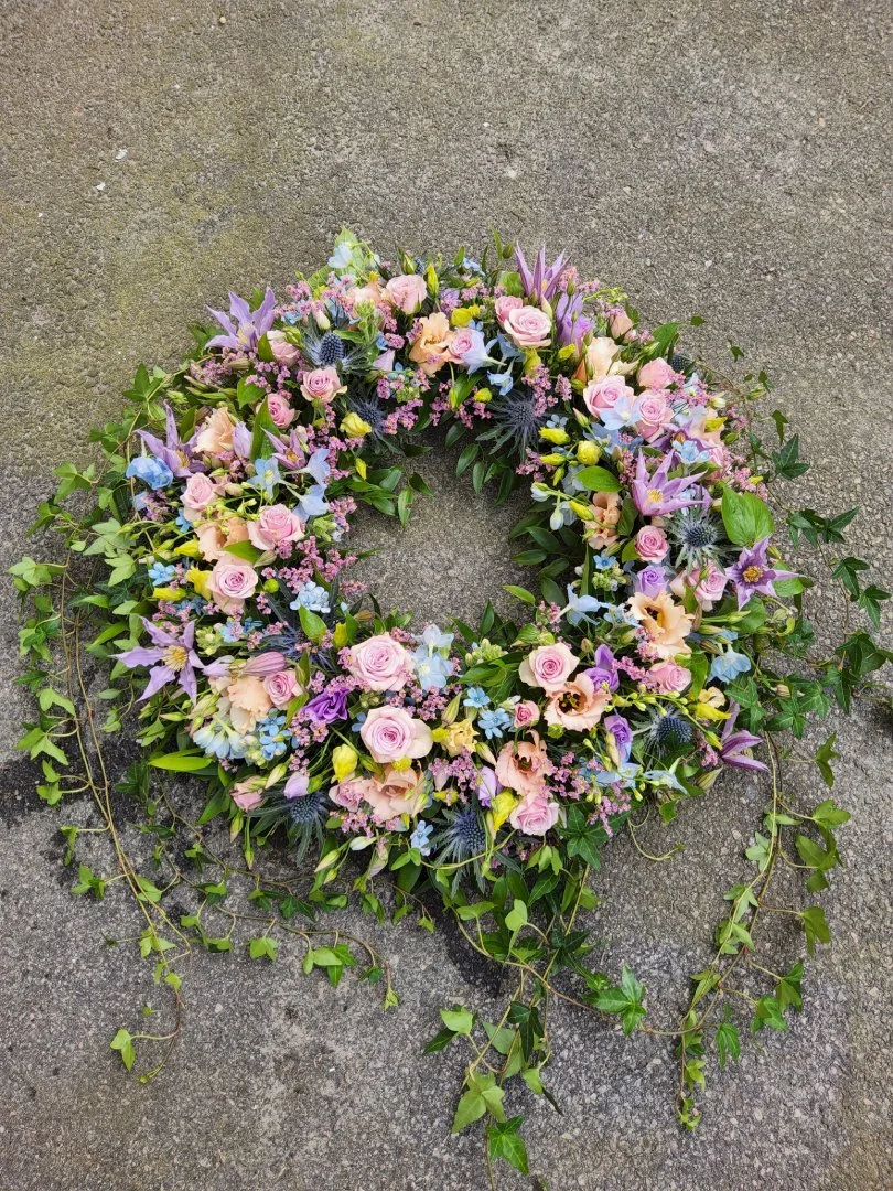 Sommarkrans med blommor till begravning